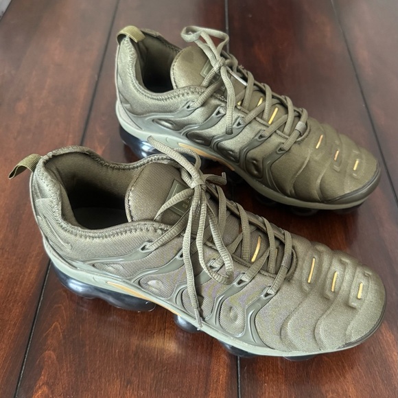 Nike Air VaporMax Plus Sneakers Menโs Moss Green 10 - Picture 2 of 11